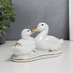 Сувенир керамика "Белые лебеди - нежность" 8 см