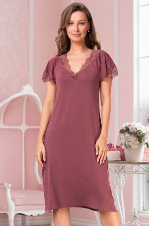 Сорочка Длинная сорочка Mia-Amore с коротким рукавом, выполнена из однотонного трикотажного полотна и декорирована ажурным кружевом, которое расположено по вырезу и низу рукавов. Декор - атласный бант