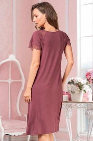 Сорочка Длинная сорочка Mia-Amore с коротким рукавом, выполнена из однотонного трикотажного полотна и декорирована ажурным кружевом, которое расположено по вырезу и низу рукавов. Декор - атласный бант