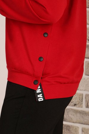 Спортивный костюм с красным свитшотом