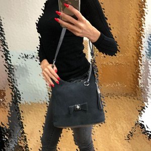 Стильная сумка Katrin с ремнем через плечо из натуральной замши и эко-кожи графитового цвета.