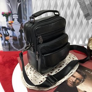 Мужская сумка Amaretto из мягкой натуральной кожи с ремнем через плечо чёрного цвета.