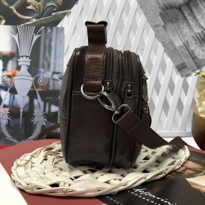 Мужская сумка Ferdinar из мягкой натуральной кожи с ремнем через плечо кофейного цвета.