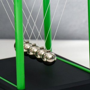 Маятник пластик "Шары Ньютона" яркий зелёный 14х11,5х13,5 см