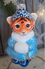 Елочная игрушка из стекла Тигренок в костюме Снегурочки