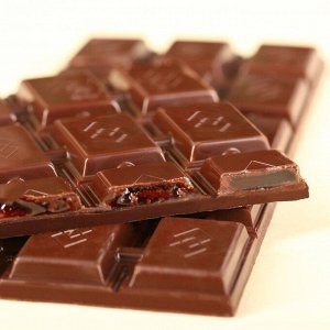 Тёмный шоколад «8 марта» с жидкой начинкой: вишня в ликёре, 100 г.