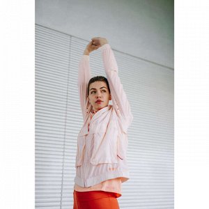 Куртка ветровка для бега женская бледно-розовая kalenji