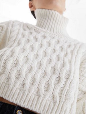 Кроп-свитер крупной вязки с аранами,