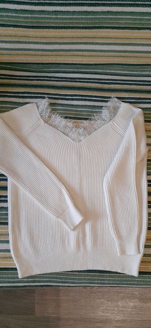 Нежный свитер цвета пломбир с V-образным вырезом, украшенным кружевом