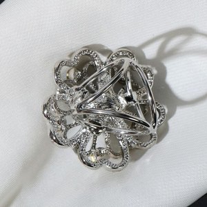 Кольцо для платка "Цветок" с сердечками, цвет радужно-серый в серебре