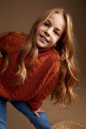 Вязаный свитер с высоким воротником для девочки