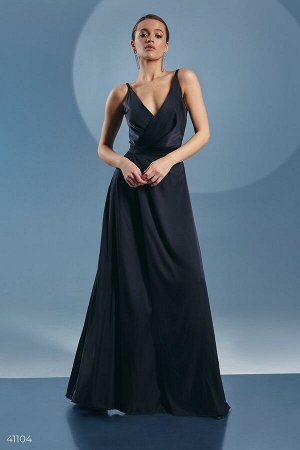 Черное шелковое платье с разрезом
