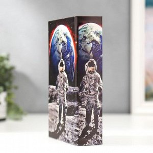 Сейф-книга дерево кожзам "Космонавт на луне" 21х13х5 см