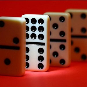 Домино Домино — настольная игра, в процессе которой выстраивается цепь костяшек («костей», «камней»), соприкасающихся половинками с одинаковым количеством точек, обозначающим число очков.
Играют от дв