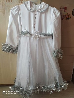 Нарядное белое платье