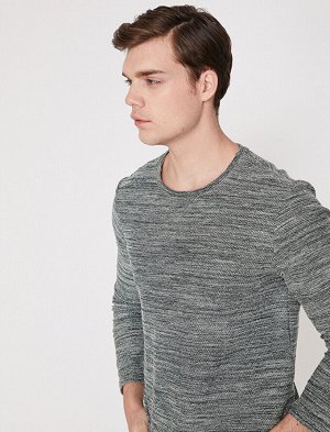 Пуловер Материал: %60 хлопок, %40полиэстер Параметры модели: рост: 188 cm грудь: 99 талия: 75 бедра: 95 Надет размер: L