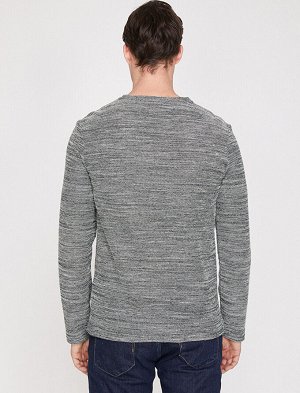 Пуловер Материал: %60 хлопок, %40полиэстер Параметры модели: рост: 188 cm грудь: 99 талия: 75 бедра: 95 Надет размер: L