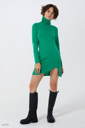 Зеленый трикотажное платье с разрезом