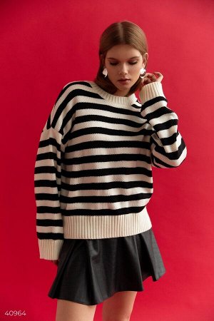 Вязанный свитер в черно-белую полоску
