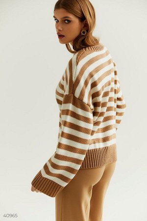 Вязанный свитер в бежевую полоску