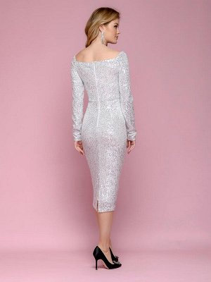 Платье-футляр серебристого цвета с фигурным вырезом и длинными рукавами