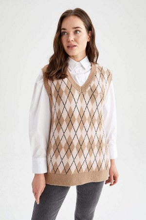 Классический свитер с V-образным вырезом и ромбовидным узором