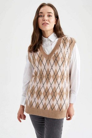 Классический свитер с V-образным вырезом и ромбовидным узором