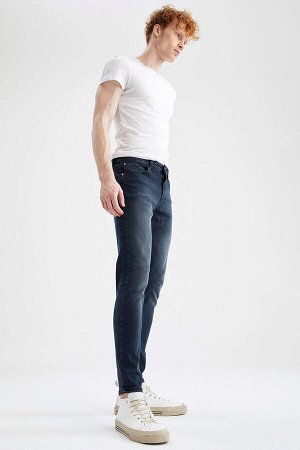 Джинсовые брюки Slim Comfort Fit с нормальной талией и узкими штанинами с рваными деталями и деталями