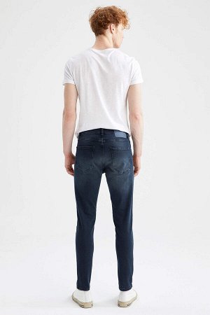 Джинсовые брюки Slim Comfort Fit с нормальной талией и узкими штанинами с рваными деталями и деталями