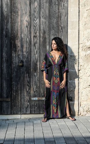 Женское длинное платье-накидка с разноцветным принтом и разрезами по бокам