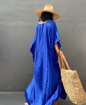 Женское платье-накидка со спущенными рукавами и разрезами по бокам, цвет синий