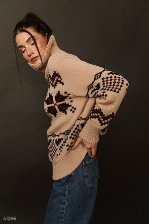Бежевый шерстяной свитер с узором
