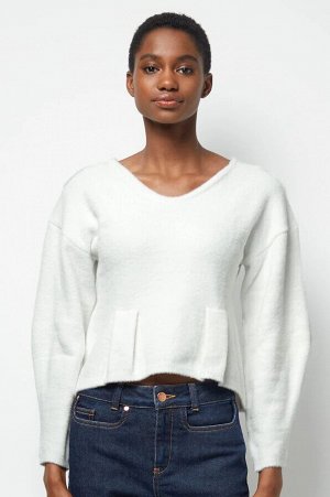 Джемпер Уютный пуловер с V-образным вырезом, спущенной линией плеч и объёмными рукавами. Элегантная приталенная модель с асимметричной линией низа и складками, создающими эффект баски.  

Ткань: 50% П