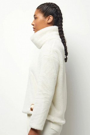 Джемпер Невероятно мягкий и уютный, будто плюшевый, пуловер прямого кроя с объёмным воротником-стойка и спущенной линией плеч. Модель дополнена шевроном медного цвета с лого.

Ткань: 100% Полиэстер.

