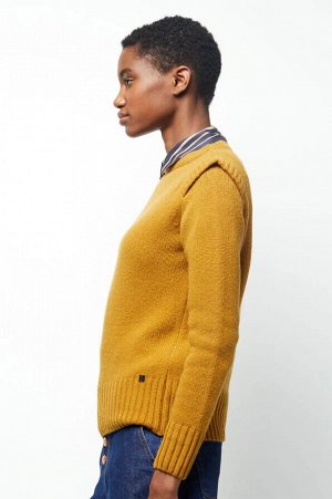 Джемпер Несколько вариантов цвета

Теплый пуловер прямого силуэта из 100%-ной шерсти. Линия плеч подчёркнута накладными ребристыми вставками, перекликающимися с окантовкой модели.

Ткань: 100% Шерсть.