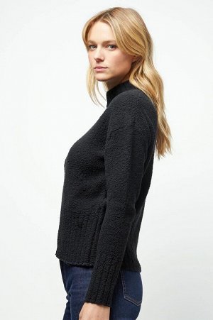 Джемпер Уютный фактурный пуловер с воротником-стойка. Универсальная модель с покатой линией плеч, окантовкой в виде резинки и асимметричной окантовкой по низу отлично сочетается с джинсами.

Основная 