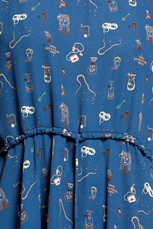 Платье Платье из струящейся ткани с принтом, навеянным произведениями Агаты Кристи. Романтичная модель с плавным круглым вырезом, покатой линией плеч и рукавами «летучая мышь». Тонкий шнурок на талии 