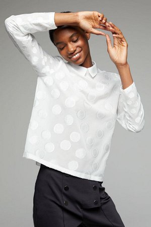 Блуза Несколько вариантов цвета

Блузка с длинными рукавами и воротником рубашки, застегивающимся сзади. Романтичная прямая по крою модель выполнена из жаккардовой ткани с объёмным принтом в цвет. Нос