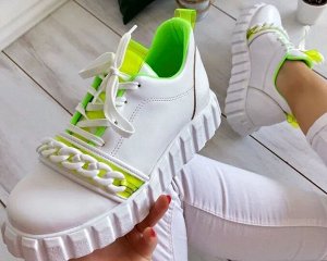 Женские кроссовки, декор в виде цепи, цвет белый/зелёный