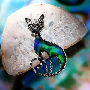 Брошь «Галиотис» кошка грациозная, зелёная в чернёном серебре