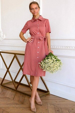 Платье Актуальная модель платья-халата в ярком оттенке вишня с классической полоской будет отлично смотреться как в офисе, так и в ежедневном гардеробе. Прекрасный универсальный вариант с идеальной по