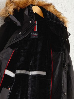 Короткая куртка свободного кроя с меховым воротником