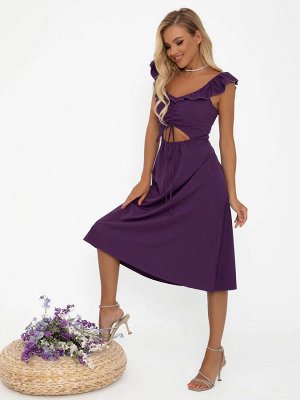 Фиолетовое платье декорированное передним вырезом