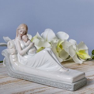 Сувенир керамика "Мать и дитя на софе" 16,5х28х9 см