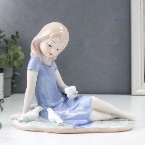 Сувенир керамика "Девочка кормящая голубей" 18х19х11 см