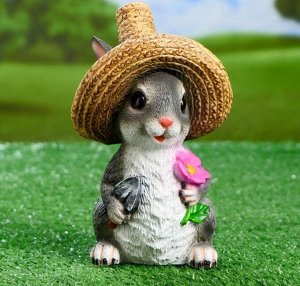 Садовая фигура Зайка в соломенной шляпе с цветочком полистоун 12х13х21см