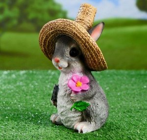 Садовая фигура Зайка в соломенной шляпе с цветочком полистоун 12х13х21см