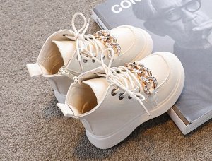 Ботинки для девочек на шнуровке, декорированы железной пряжкой. Цвет бежевый