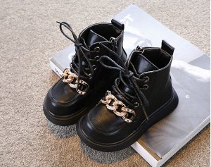 Ботинки для девочек на шнуровке, декорированы железной пряжкой. Цвет черный
