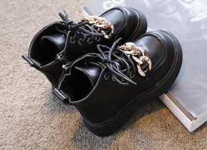 Ботинки для девочек на шнуровке, декорированы железной пряжкой. Цвет черный